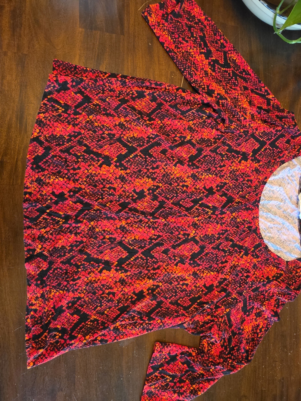 Peter Nygard Red & Black Snakeskin Print 3/4 Sleeve Top - Size 1X